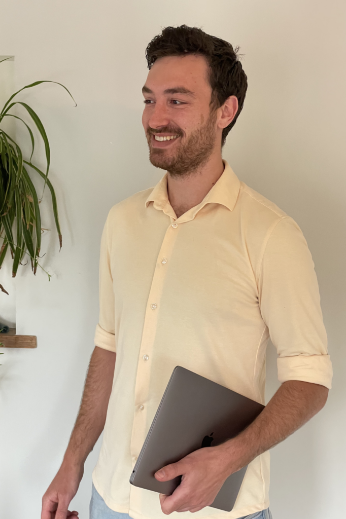 Axel Hommenga met laptop in zijn hand