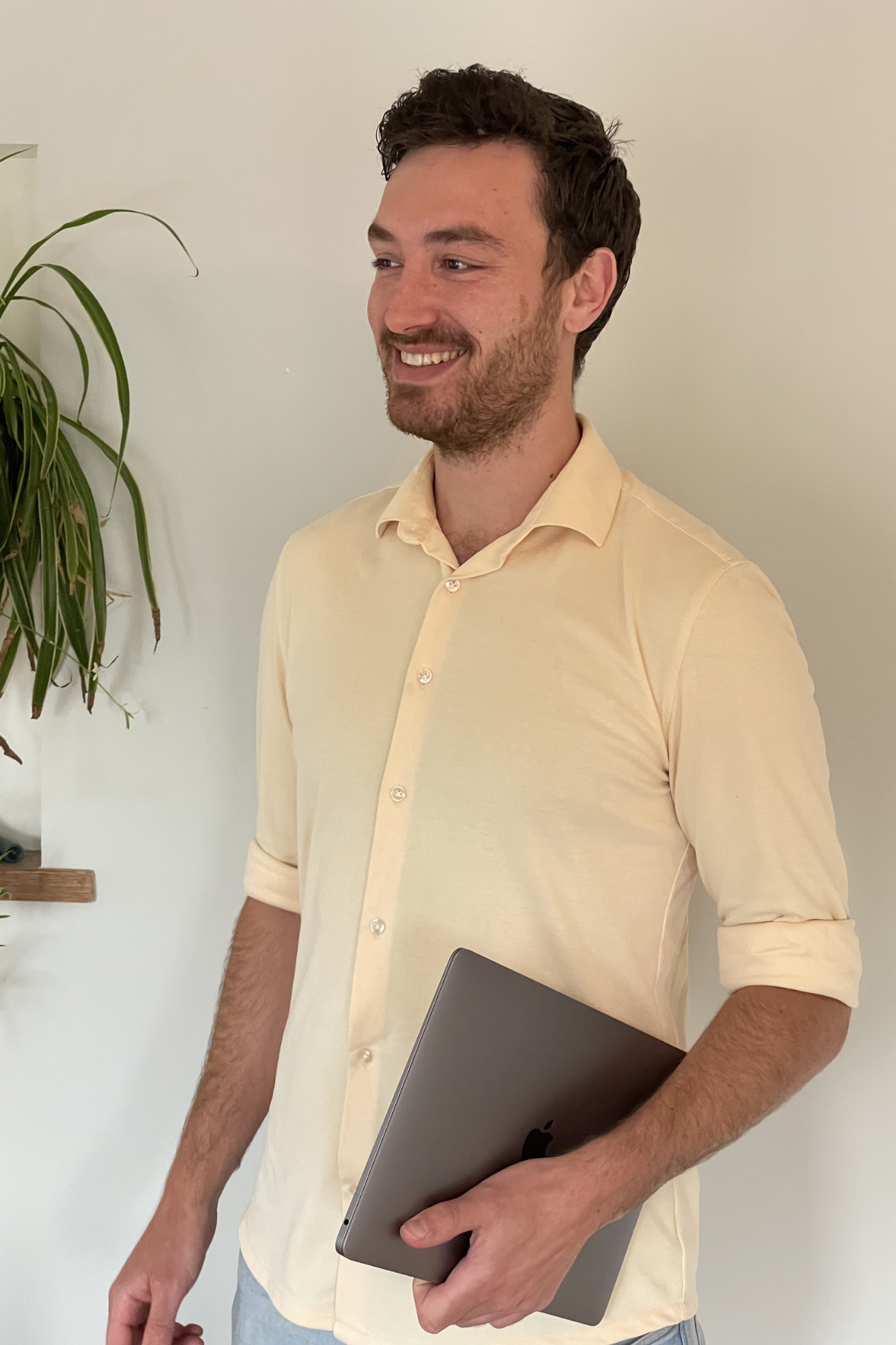 Axel Hommenga met laptop in zijn hand