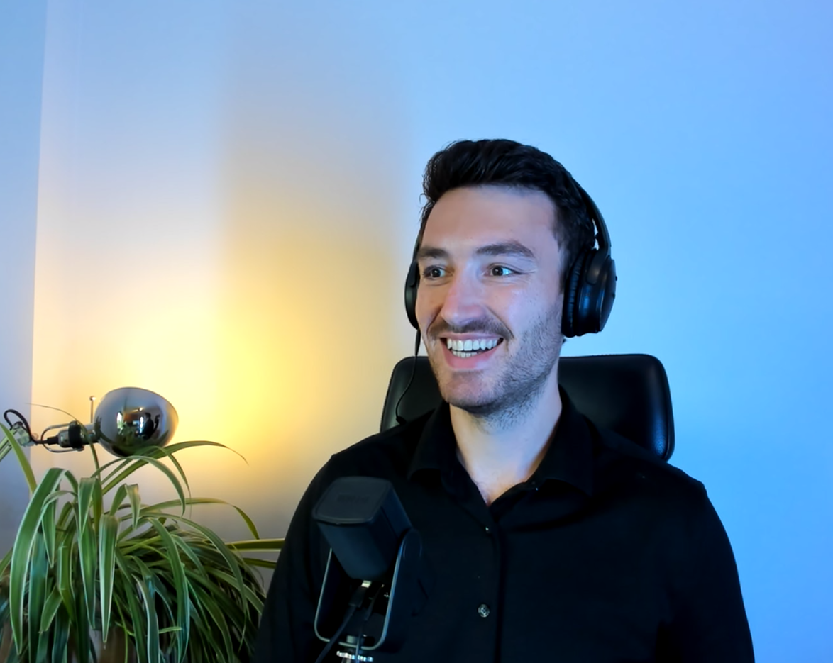Axel kijkt opzij